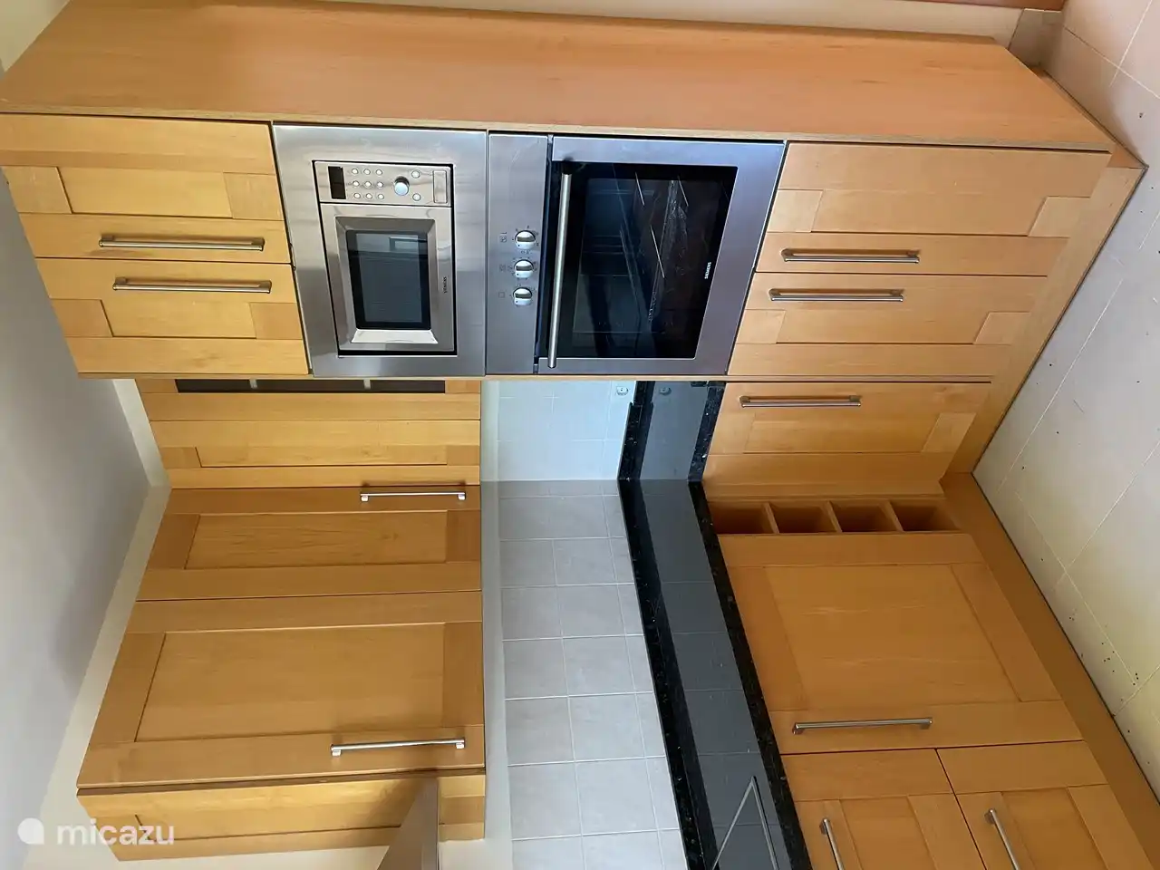 La cocina está totalmente equipada, aquí con lavadora, horno y microondas.