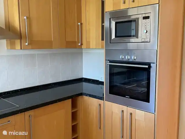 Luxueus appartement The Oakhill huren in Spanje, Andalusië, Ojén - appartement De keuken is van alle gemakken voorzien, hier met wasmachine, oven en magnetron