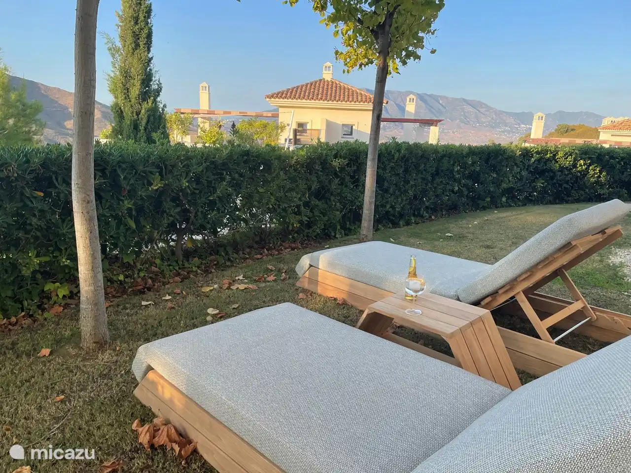 Disfruta de la puesta de sol contra las montañas.