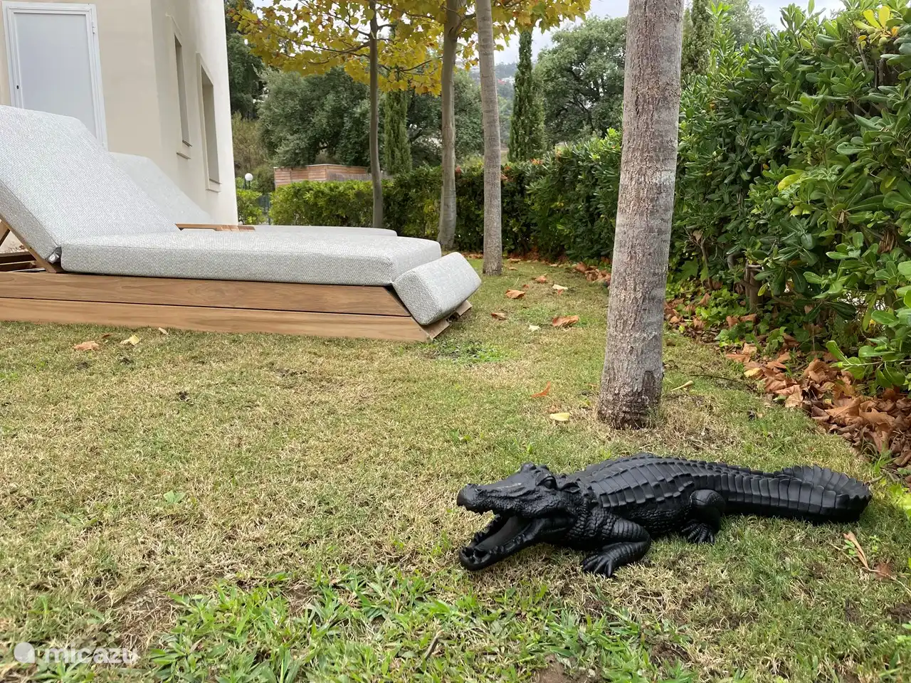 Hay 2 tumbonas en el jardín. para ver la puesta de sol
