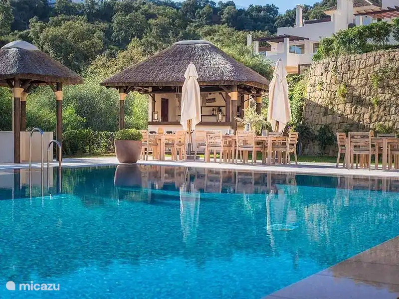 Gran bar en la piscina