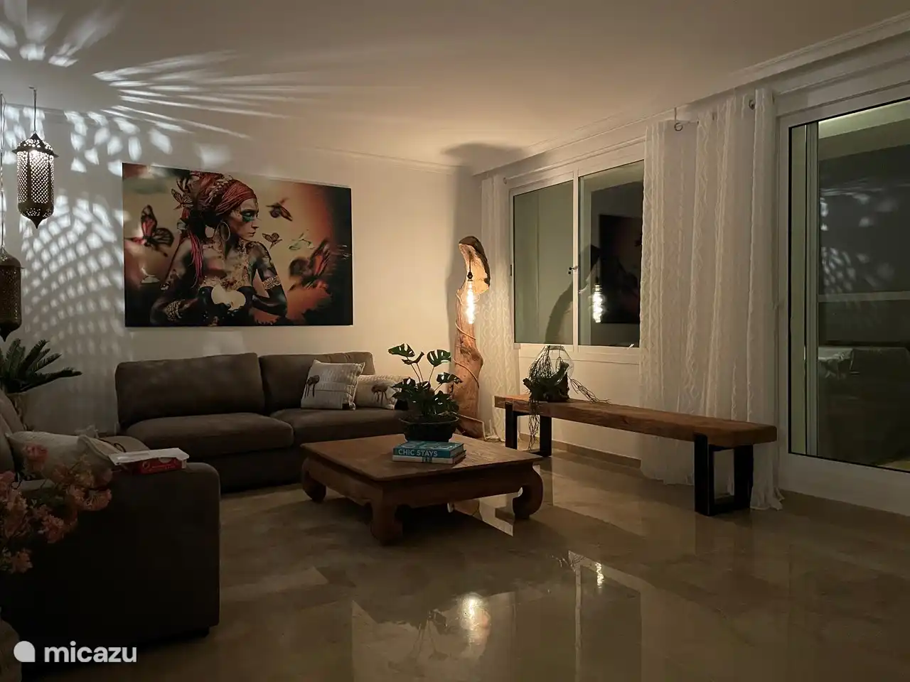 La sala de estar se está volviendo más acogedora.