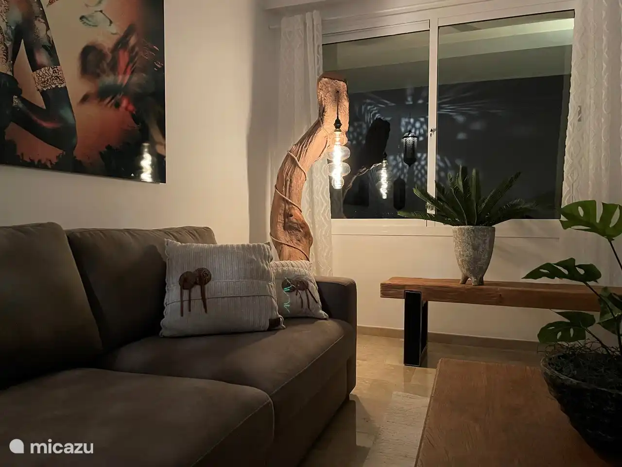 Una hermosa lámpara de teca decora la sala de estar