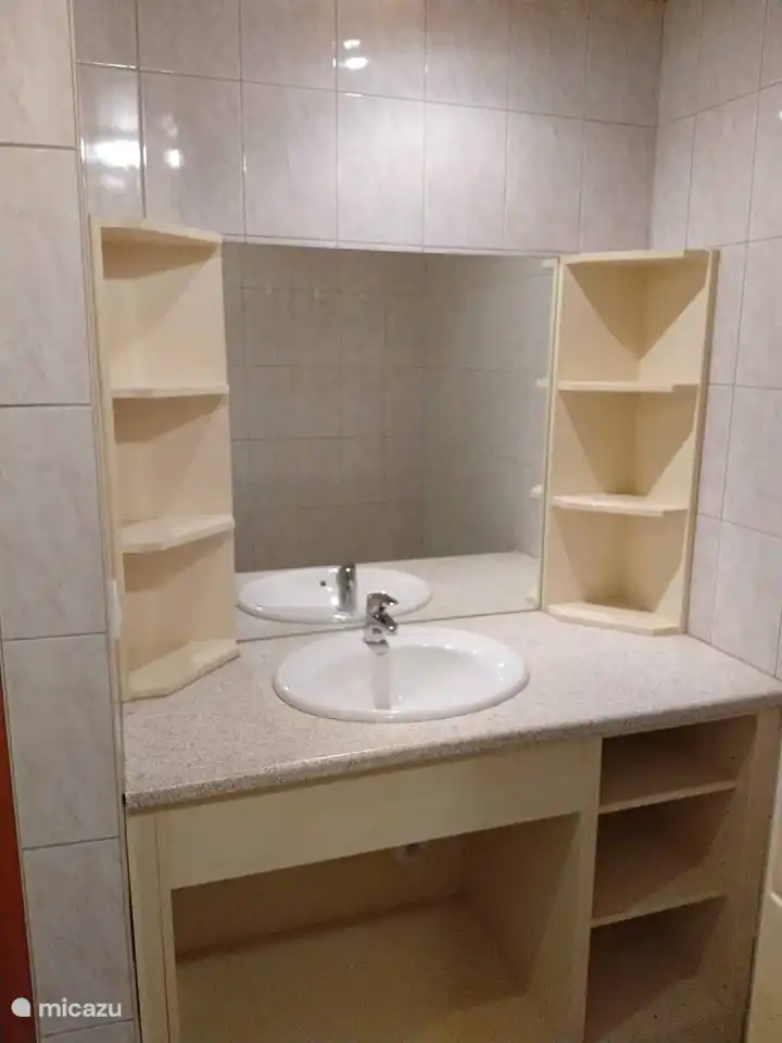 Badezimmer mit Waschbecken und ebenerdiger Dusche