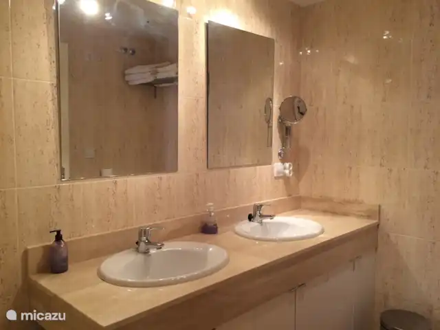Maison Filipe | Espagne, Costa Blanca, Altea - appartement salle de bain avec baignoire et double vasque