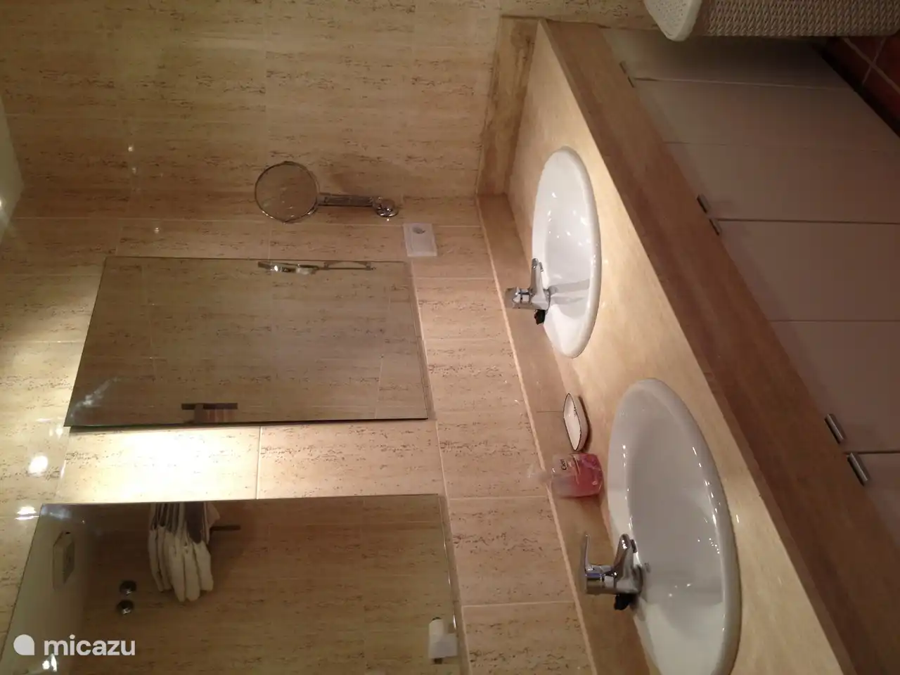 double vasque et grands placards de rangement