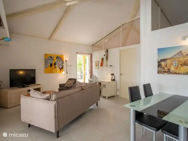 Villa Bon Bini en Curazao, Curazao Centro, Piscadera - bungaló Sala de estar con televisión inteligente
