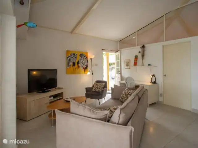 Villa Bon Bini en Curazao, Curazao Centro, Piscadera - bungaló Sala de estar con televisión inteligente
