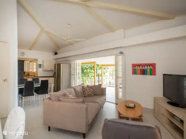 Villa Bon Bini en Curazao, Curazao Centro, Piscadera - bungaló Sala de estar con puertas de patio a la terraza.