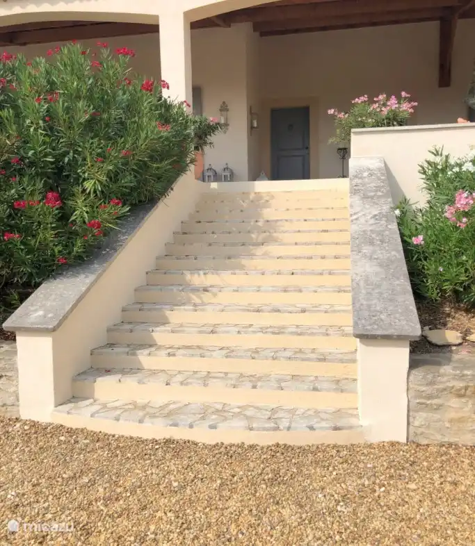 schöne geräumige Terrasse mit Lounge- und Essbereich