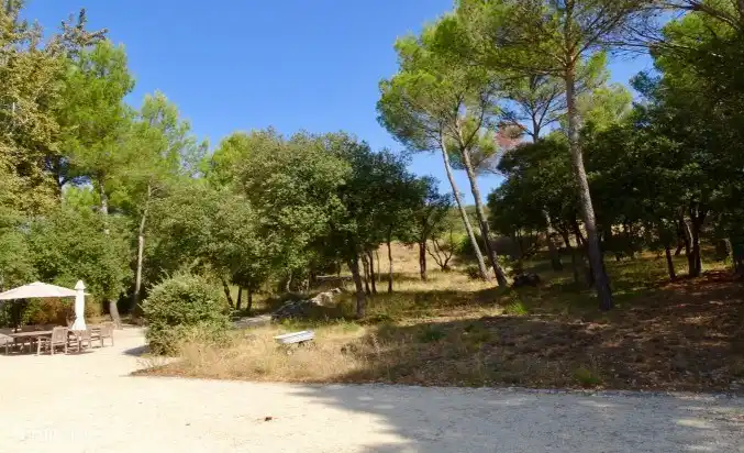 (2.) Badezimmer mit Badewanne und daneben Dusche