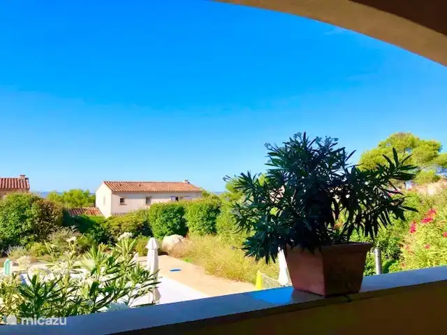 Villa BONHEUR | France, Vaucluse, Saumane-de-Vaucluse - villa vue de la terrasse sur le jardin et la piscine