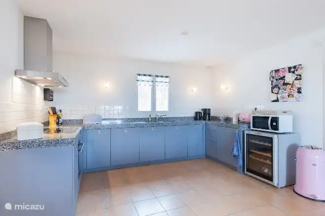 moderne Luxusküche mit Weinkühler