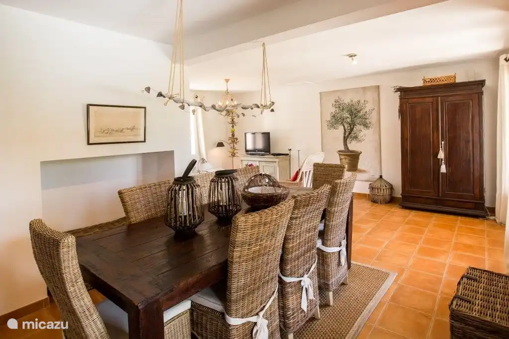 es wird ähnlich gemütlich-komfortable ländliche Einrichtung geben