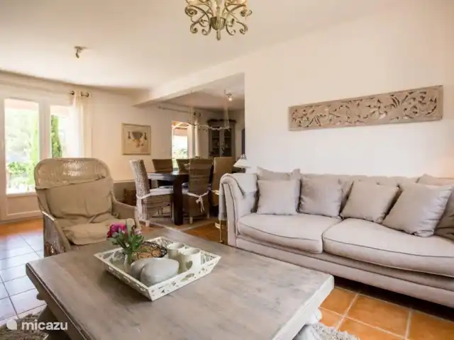Villa BONHEUR | France, Vaucluse, Saumane-de-Vaucluse - villa salon avec portes-fenêtres donnant sur le jardin et la piscine