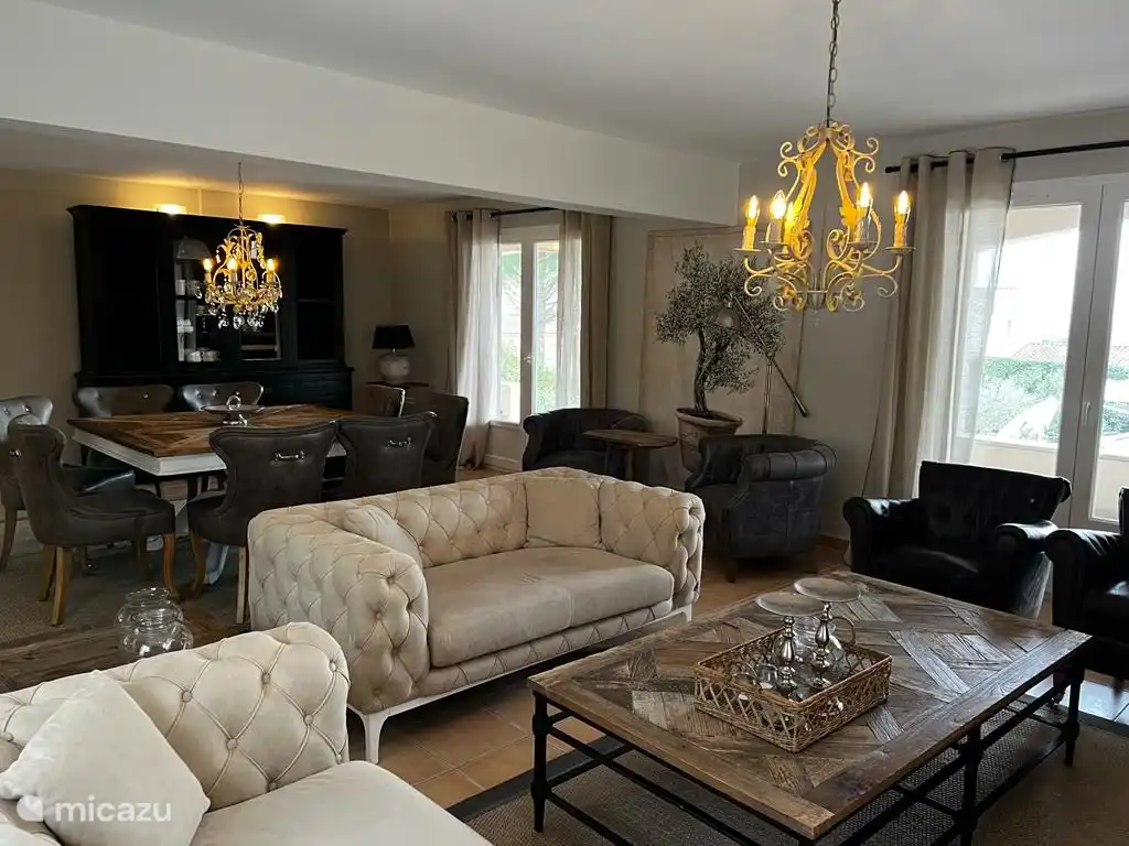 Wohn-/Esszimmer Villa Bonheur