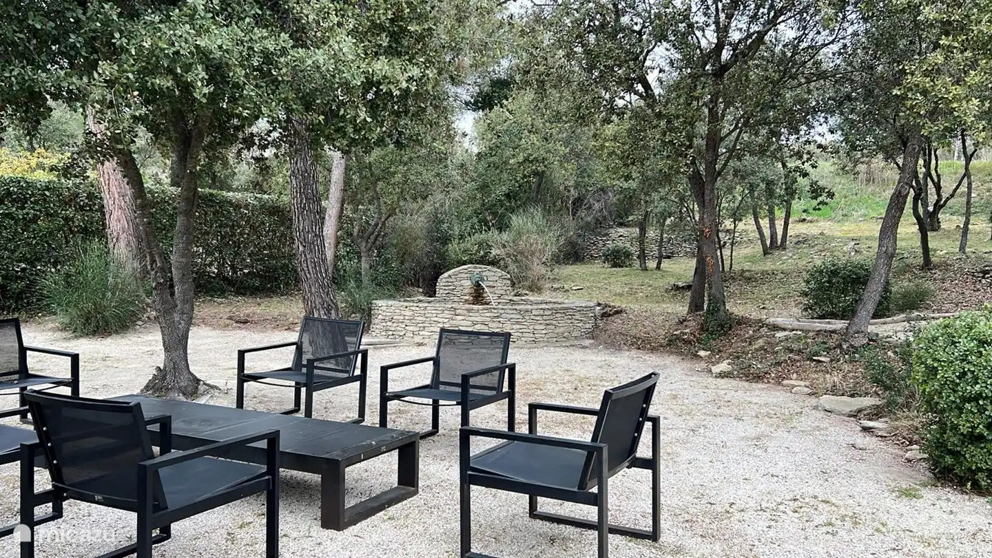 einer der Sitzplätze im großen Waldgarten