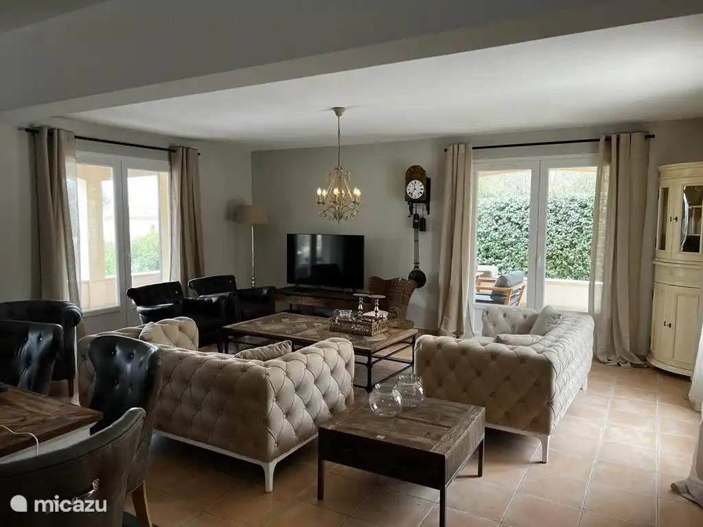 durchsichtiges Wohnzimmer von 60 m2