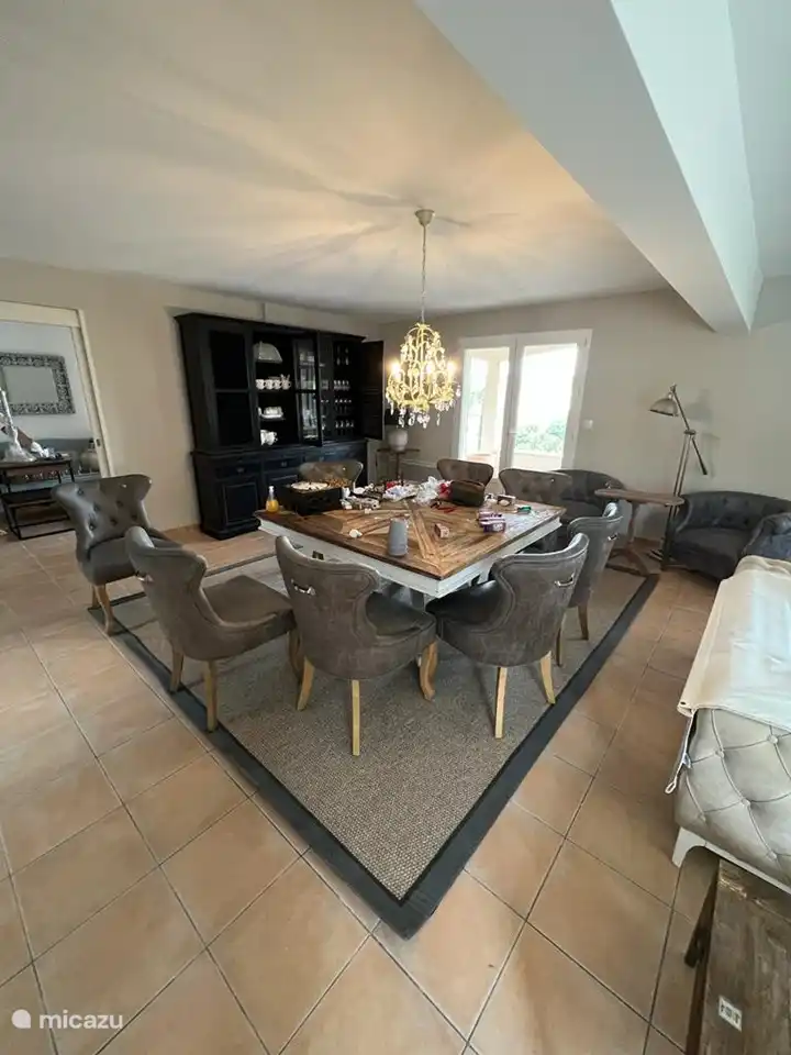 großzügiger Essbereich