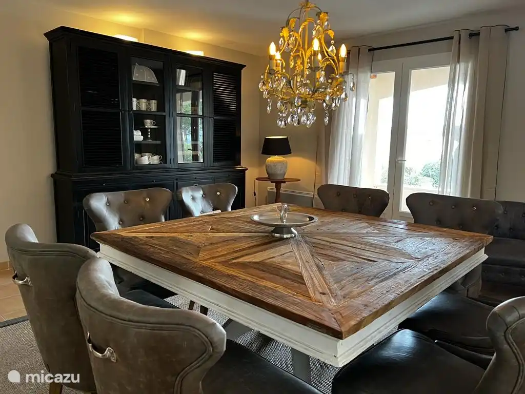 geräumiger Esstisch