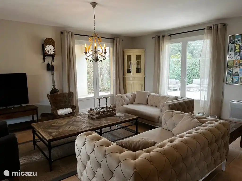 Wohnzimmer mit französischen Türen