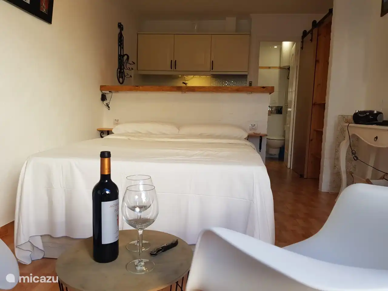 Ein gutes Bett mit extra Stauraum für die Koffer.