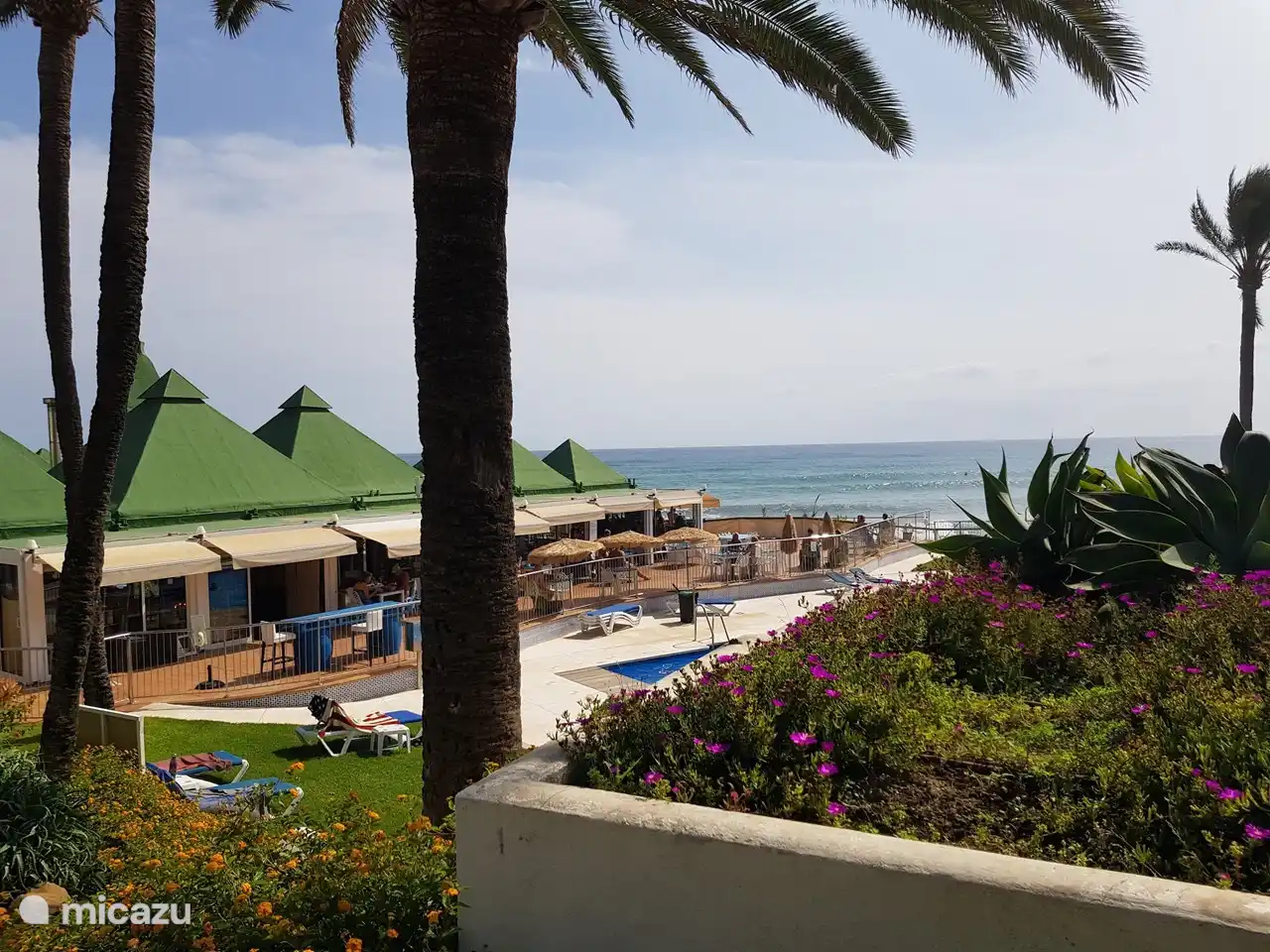 Die sonnige Terrasse des Restaurants befindet sich am Pool