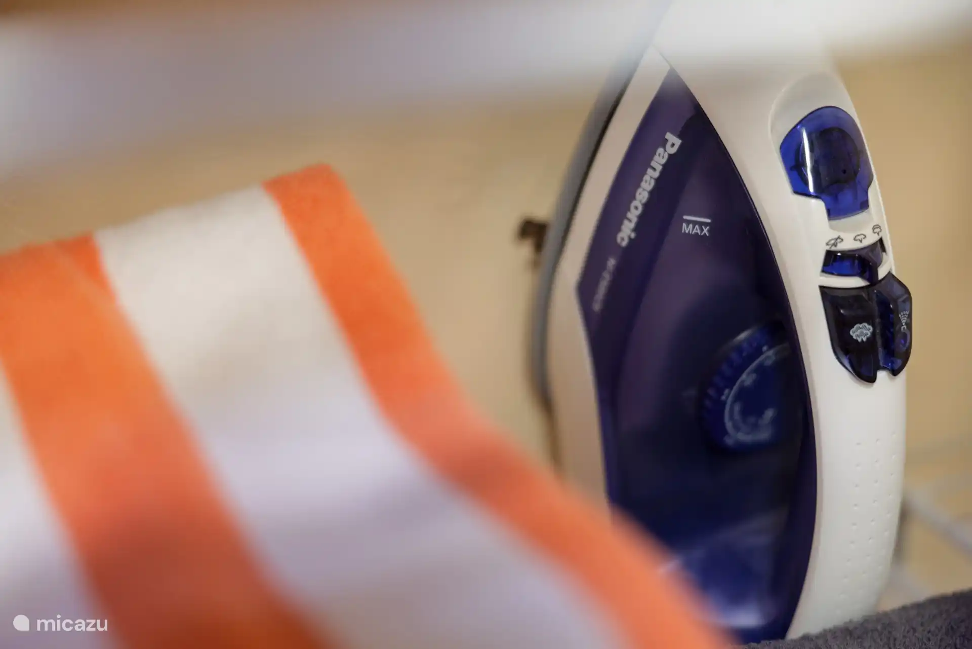 Strijkijzer en strijkplank aanwezig