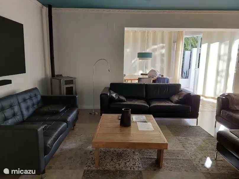 Smart-TV mit großem Bildschirm. Netflix hat auch zur Verfügung gestellt. Soundbar.