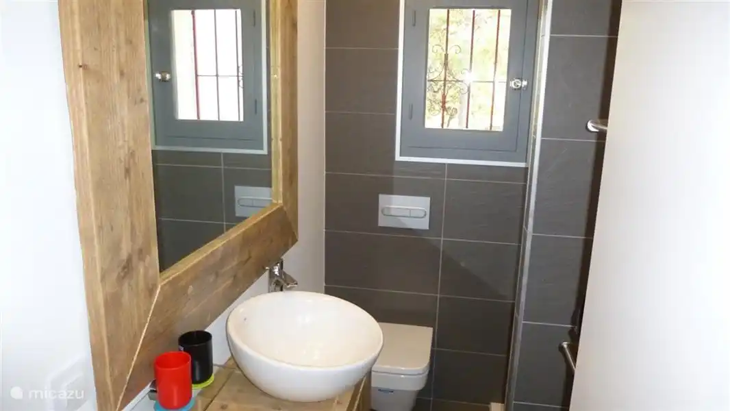 Badezimmer für Gäste- und Kinderzimmer mit Waschbecken, Dusche und WC