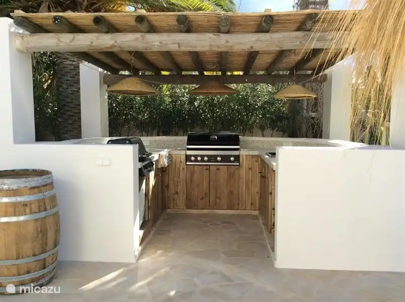 Außenküche mit Kühlschrank, Warmwasserspüle, 2 Grills, normalem Gasherd und kleinem Elektroherd.