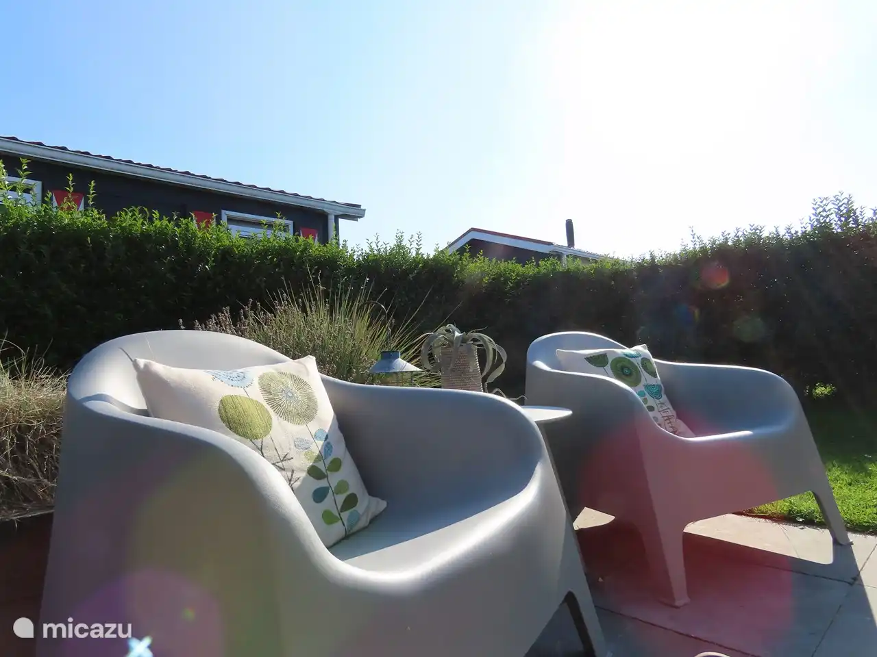 De tuin... volledig omheind - hoogte 1.00 m... hier kunt u... b.v. gewoon uitstappen en van de zon genieten!