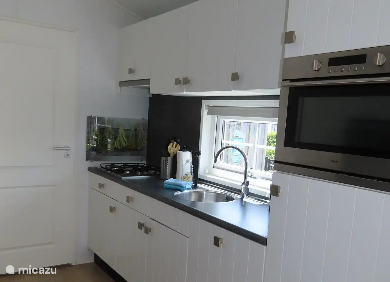 De keuken met vaatwasser, combi-grill, koffiezetapparaat... in Olmenuin No.49