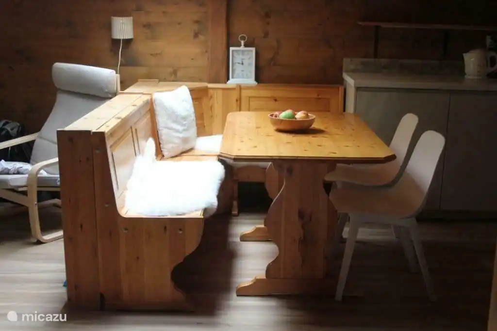 Die gemütliche Essecke lädt zum gemeinsamen Essen, Spielen oder einfach nur bei einem guten Glas Wein ein.