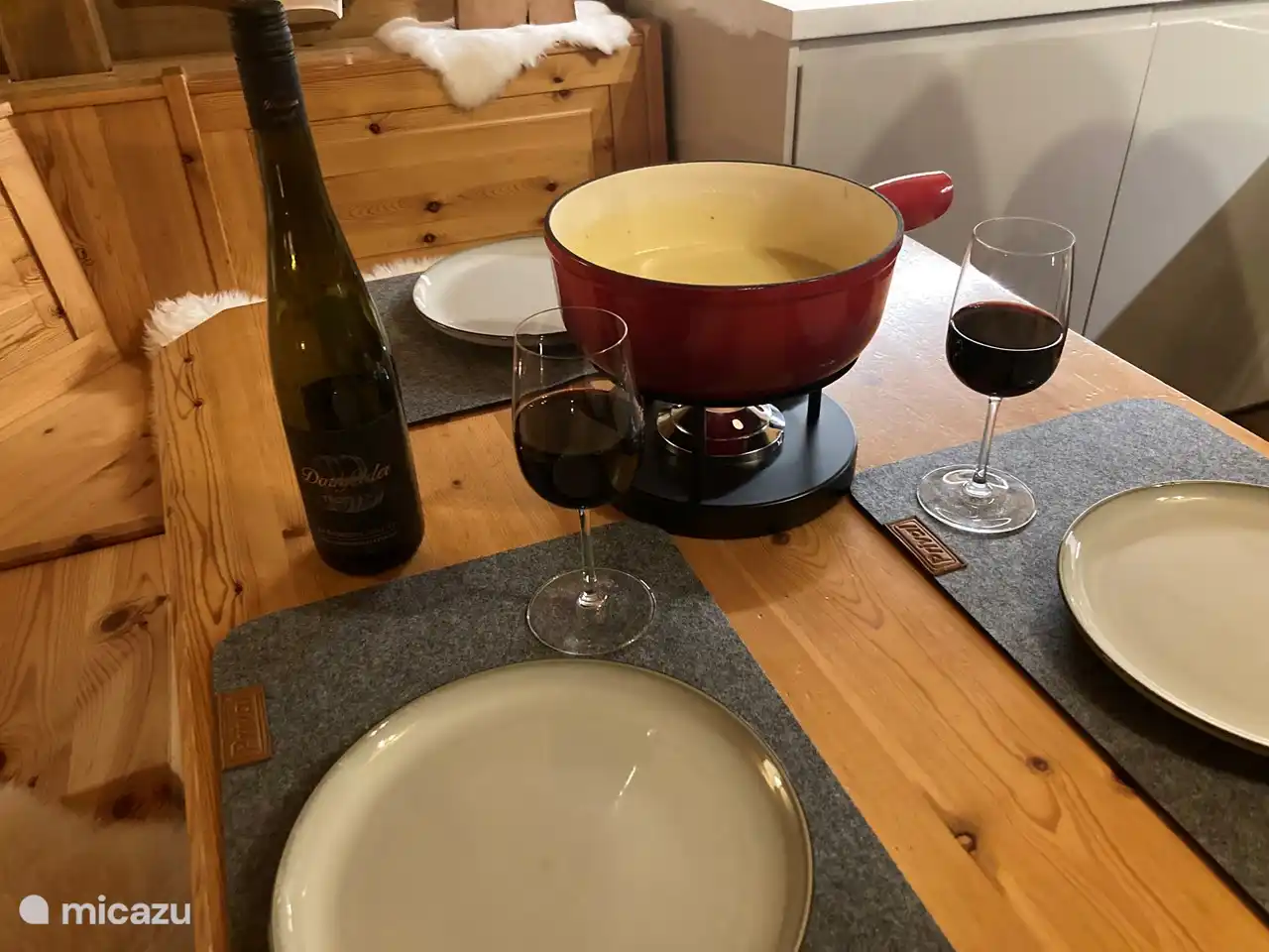 Die Schweiz von ihrer besten Seite. Ein traditionelles Käsefondue oder Raclette. Für echtes Schweiz-Feeling.