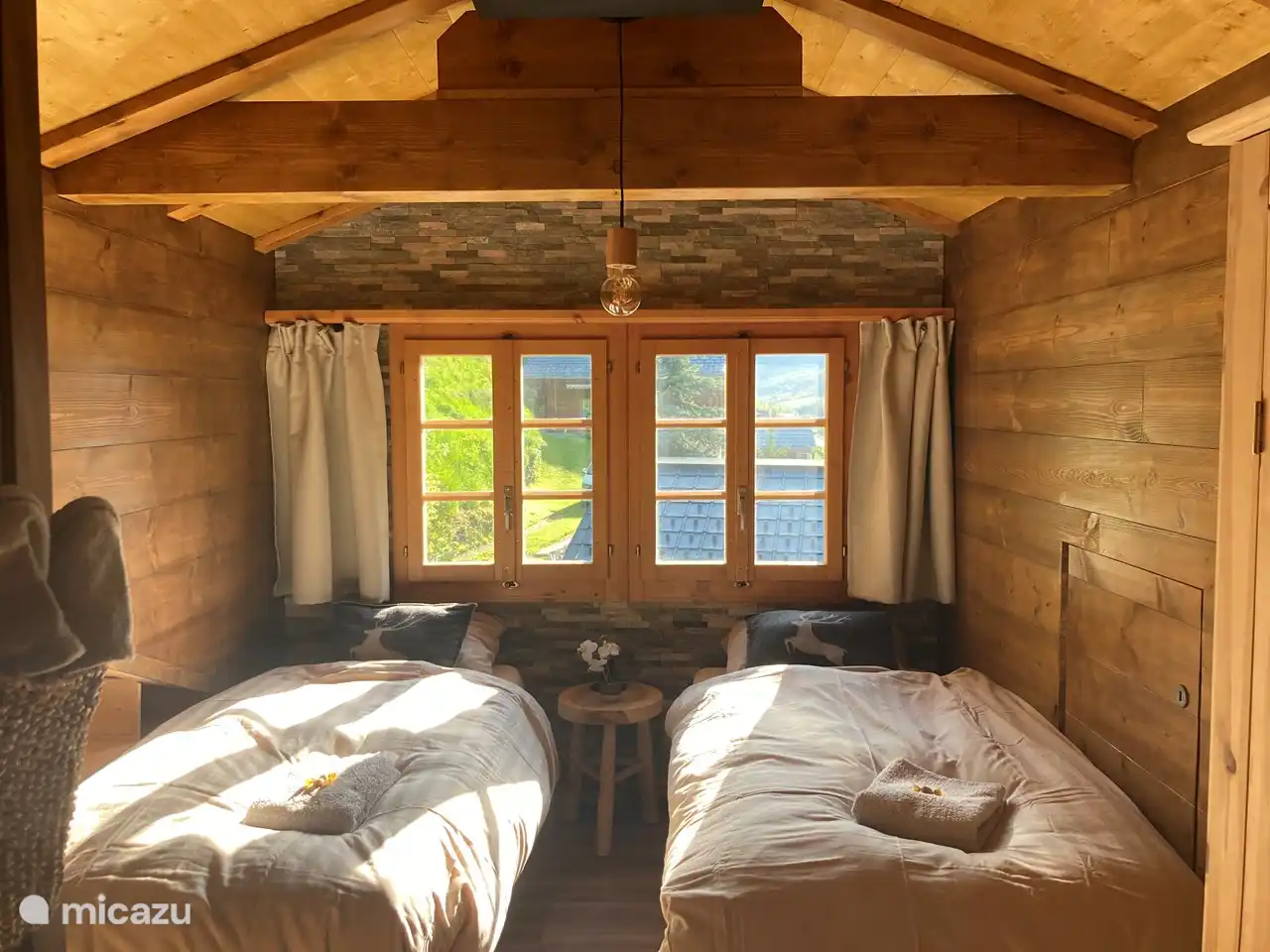 Das zweite Schlafzimmer hat zwei Einzelbetten mit dicken Matratzen und schönen Daunendecken.