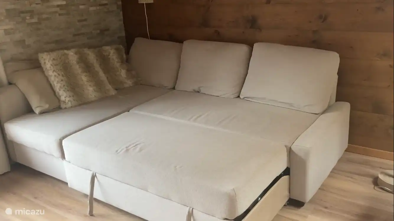 Das Lounge-Sofa, das in ein Doppelbett umgewandelt werden kann. Das Chalet ist für 6 Personen geeignet.