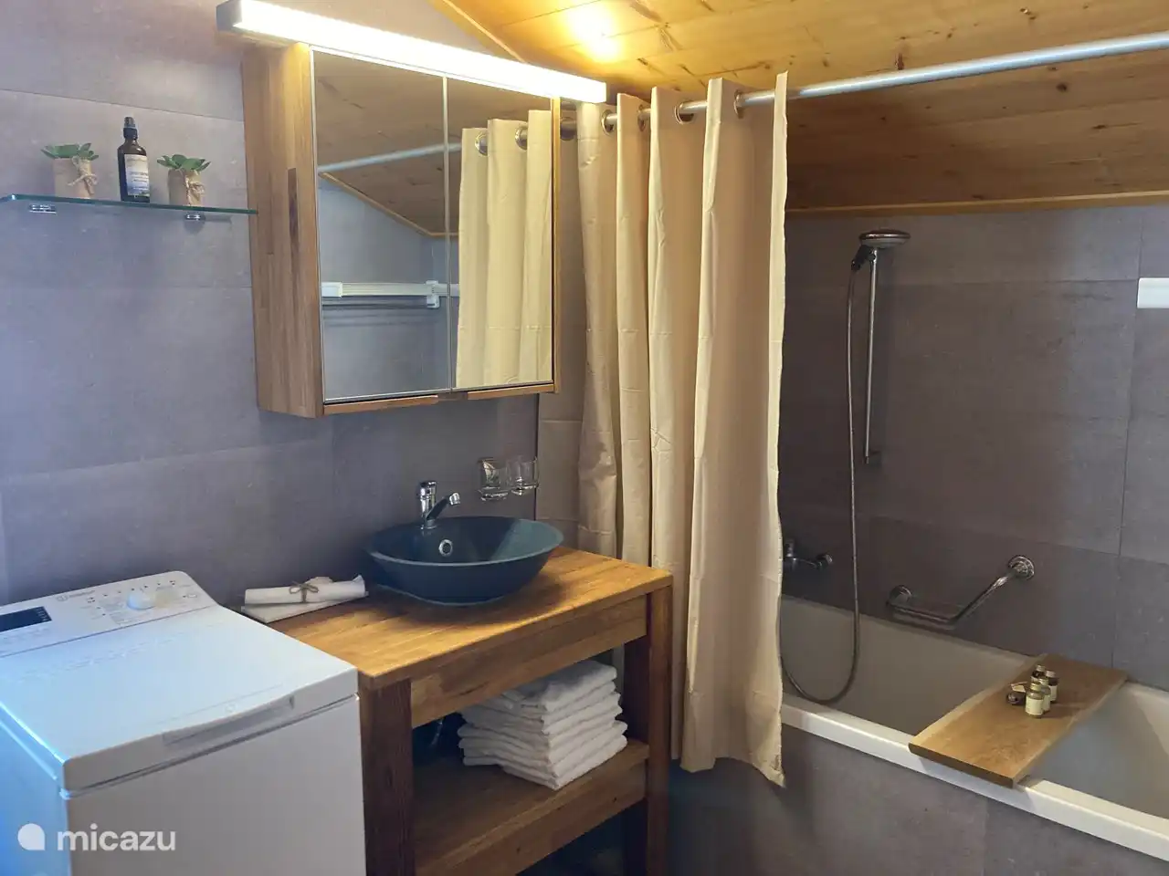 Im geräumigen Badezimmer können Sie baden. Handtücher werden gestellt.