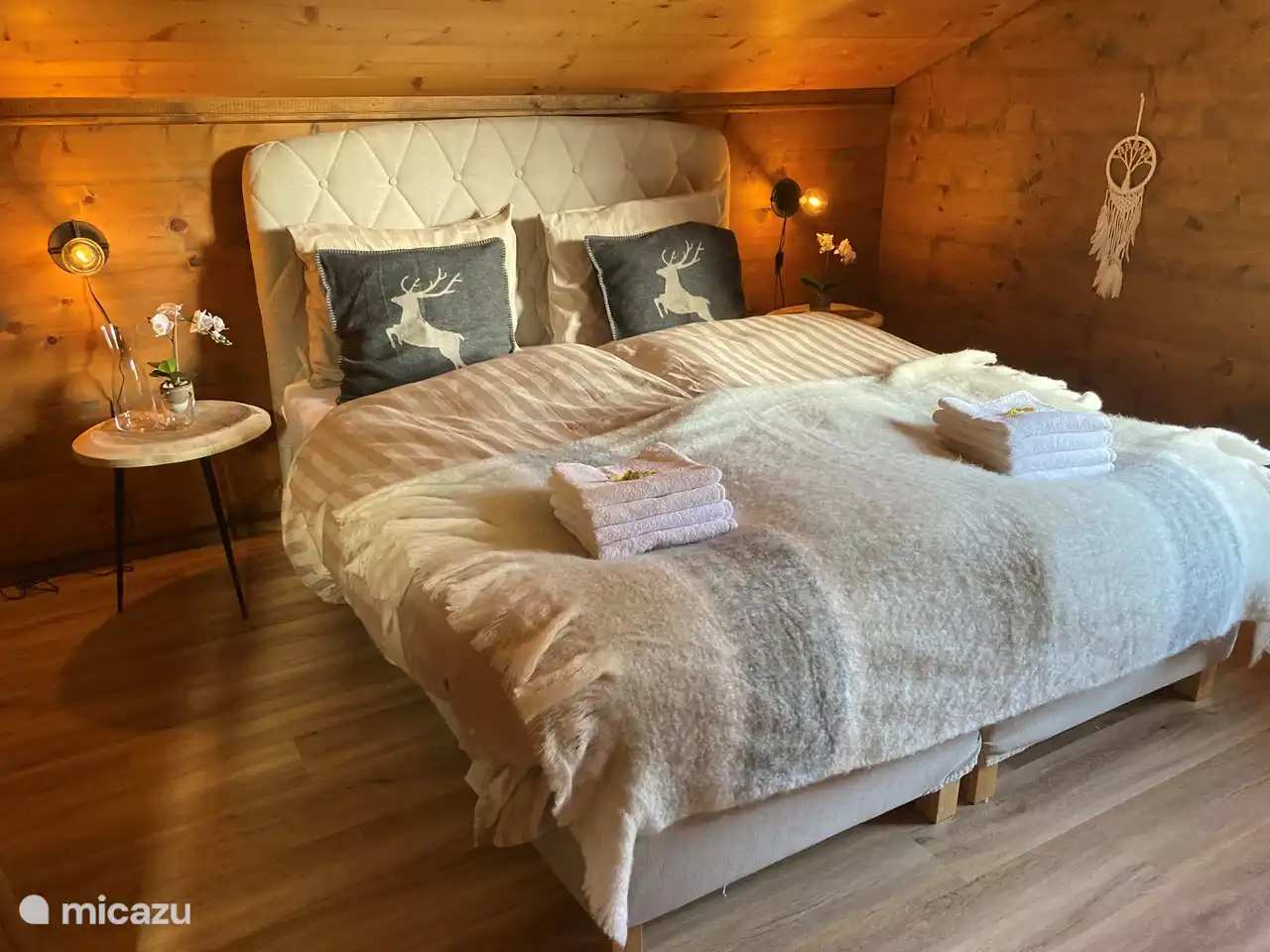 Schlafen Sie gut in diesem geräumigen Doppelbett.