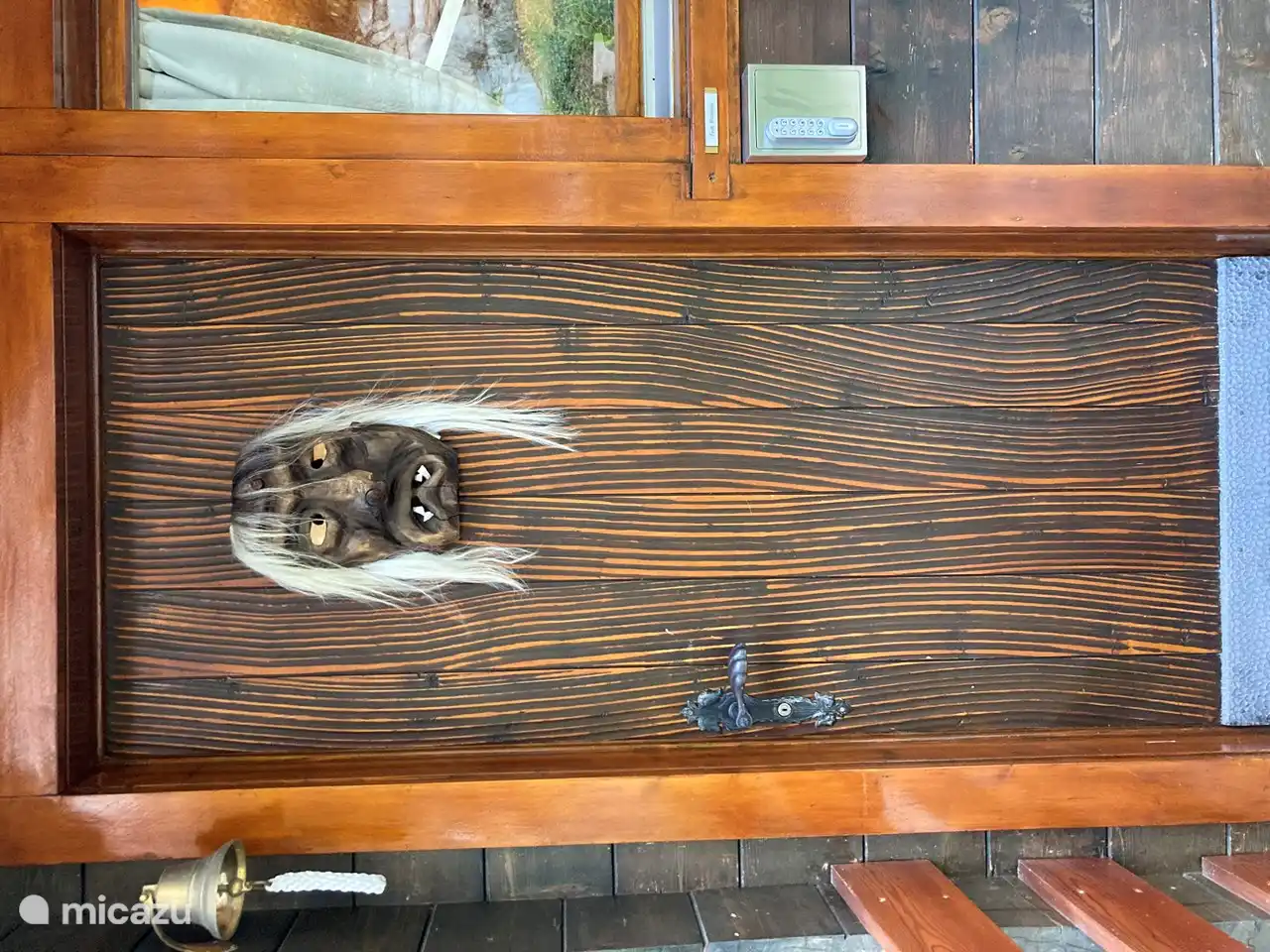 Das Lötschental ist bekannt für seine einzigartige traditionelle Tschäggättä, furchterregende Figuren mit Fell und geschnitzten Holzmasken ziehen während des Karnevals durch die Straßen