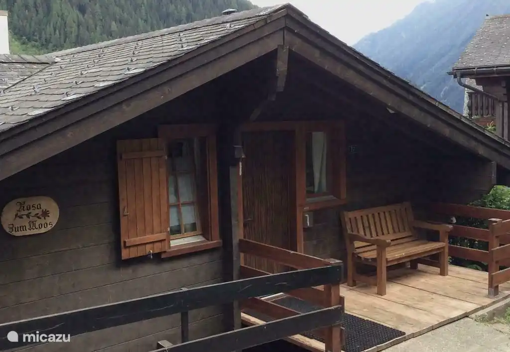Die Vorderseite des Chalets mit einer schönen Veranda an der Vorderseite und einem geräumigen Balkon an der Rückseite des Chalets