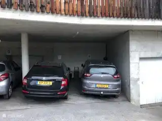 Der private Parkplatz liegt 50 Meter vom Chalet entfernt.