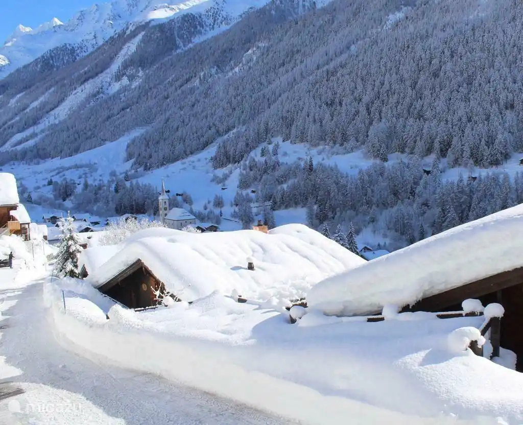 Die Magie des Schnees. Das Chalet liegt an einer Straße mit 'Winterdienst'