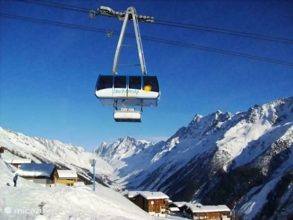 In wenigen Gehminuten erreichen Sie die Seilbahn, die Sie in wenigen Minuten ins Skigebiet Lauchernalp bringt