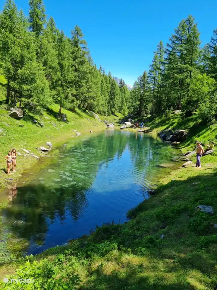 Auf dem Lötschentaler Höhenweg stößt man auf diesen wunderschönen See.