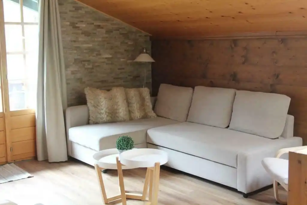 Faulenzen auf dem Sofa, das in ein Doppelbett umgewandelt werden kann.