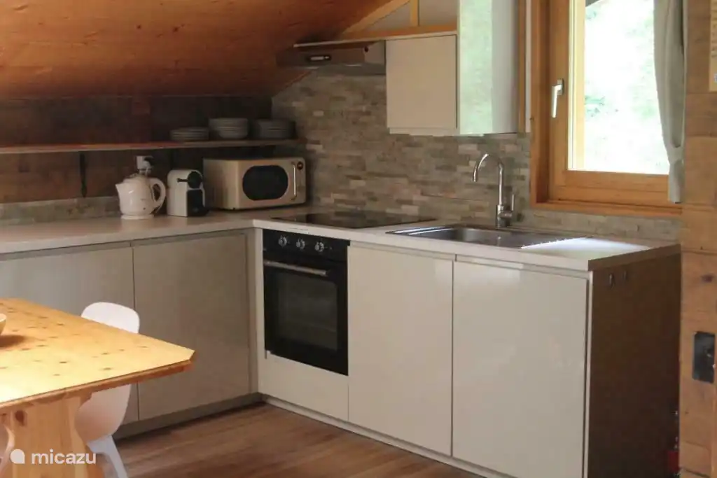 Die Luxusküche ist komplett ausgestattet.