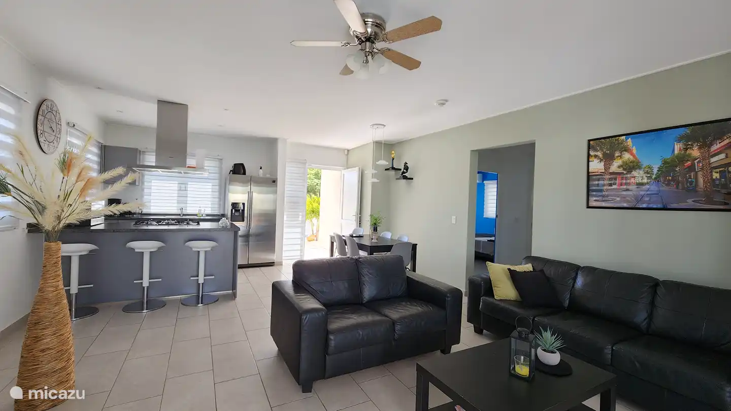 Salón al frente con cocina