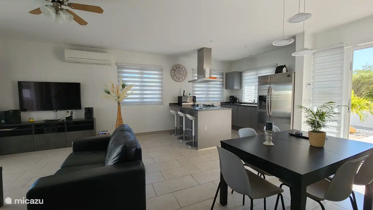 Salón con vistas a la cocina