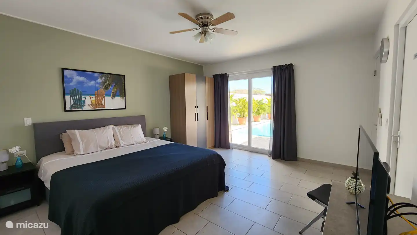 Dormitorio 1 con vista a la piscina